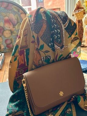 Tory Burch Robinson Saffiano Chain Wallet Crossbody #slowfashion #luxuryonachain